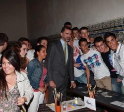 Don Felipe, junto a los alumnos participantes en los talleres prácticos de la exposición